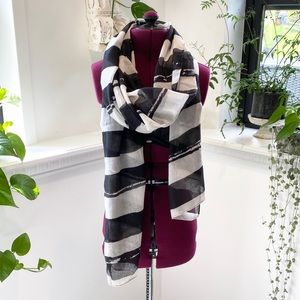 Black / white scarf